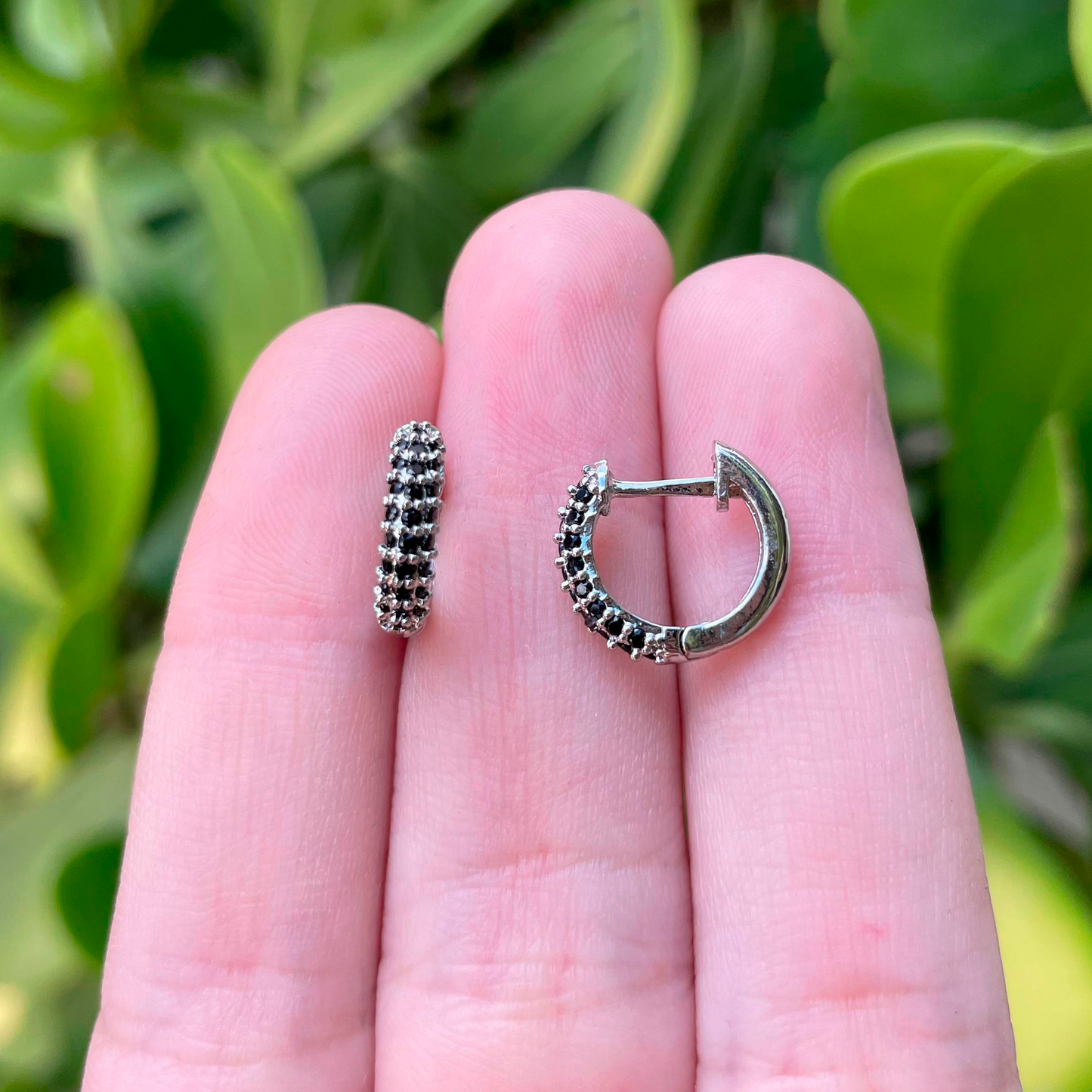 Aretes Arracada Plateada Con Zirconias Negras Chapa de Oro R783