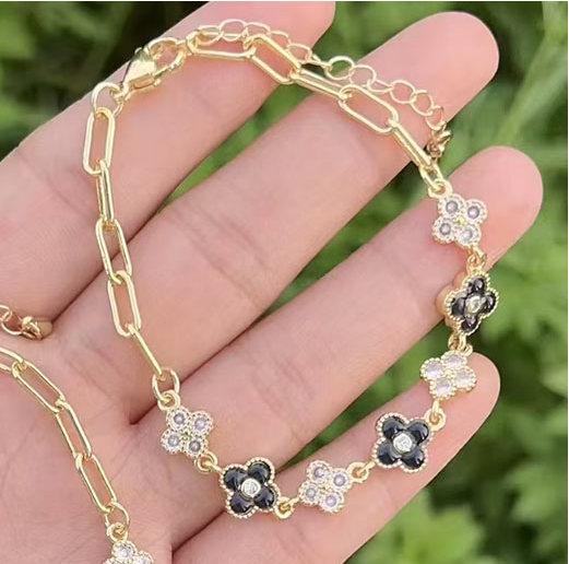 Pulsera Dorada Trébol Negro y Brillante Chapa de Oro  2P8