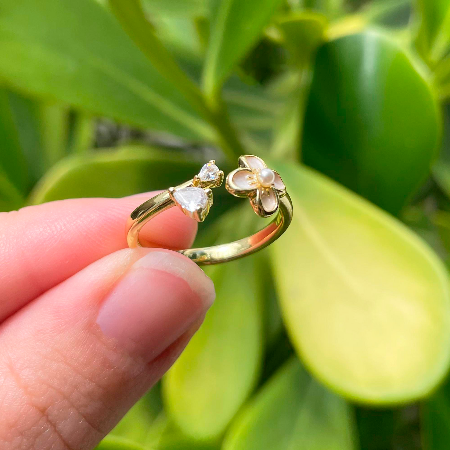 Anillo Dorado Flor Blanca Ajustable Chapa de Oro 1V7