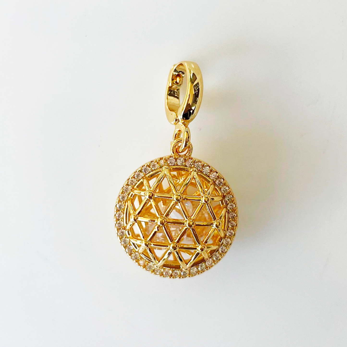 Dije de Esfera de de Cristales Chapa de Oro 2o6