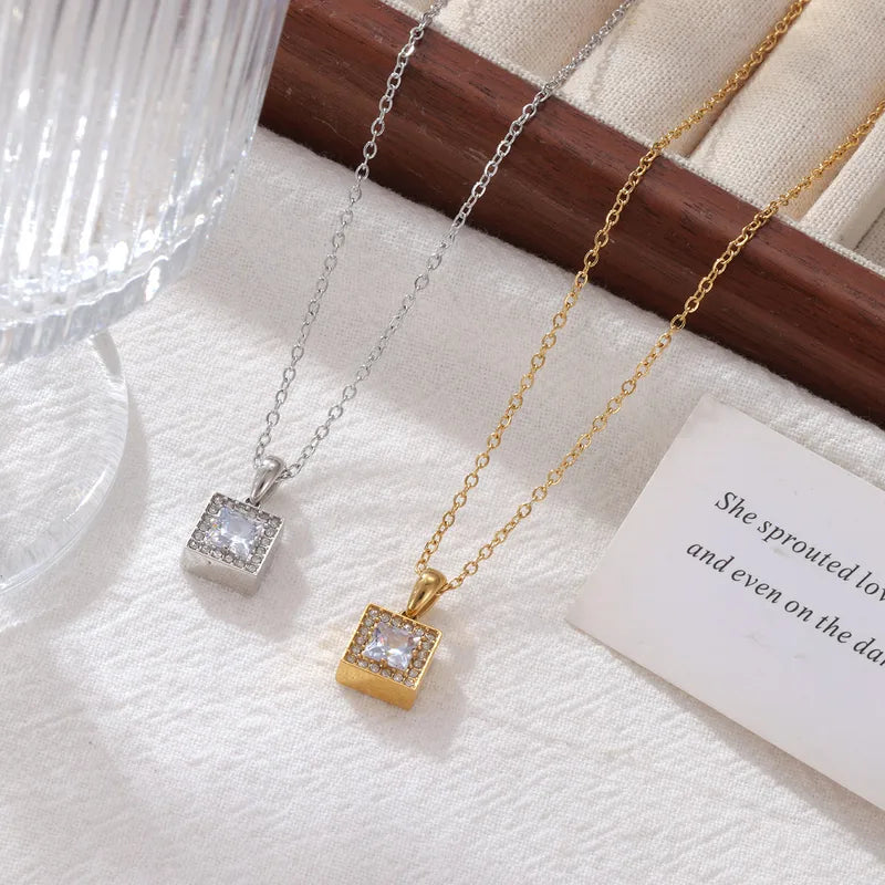 Collar Cubo Dorado Zirconia 4E24