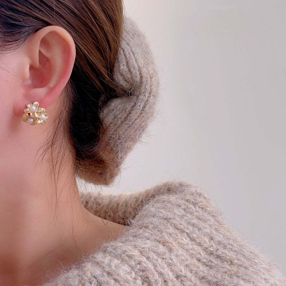 Aretes Dorados de Tres Florecitas con Perlitas 2T1