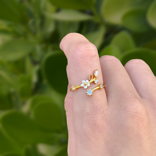 Anillo Dorado Flor Blanca con Zirconias Ajustable Chapa de Oro C637