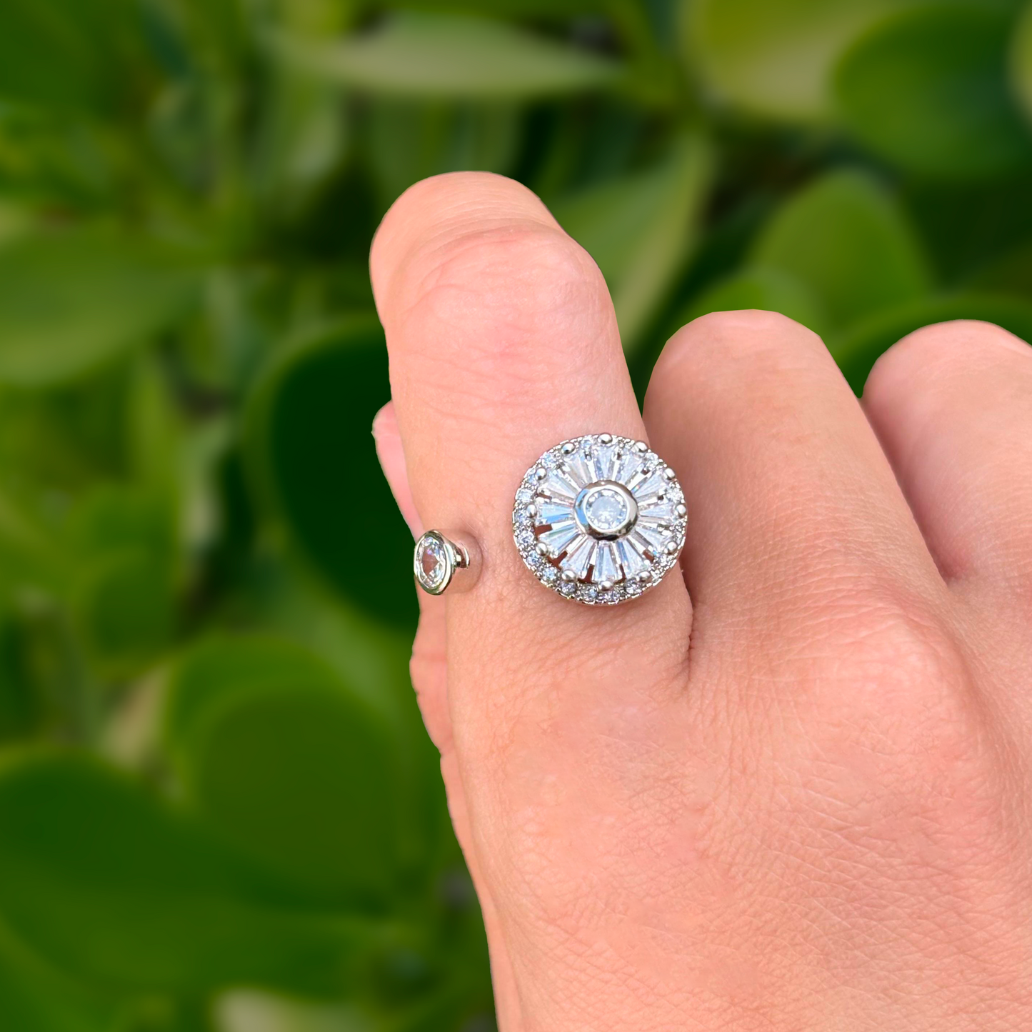 Anillo Flor Plateado Ajustable Gira Chapa de Oro 2D4