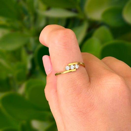 Anillo 3 Zirconias con Dorado Chapa de Oro