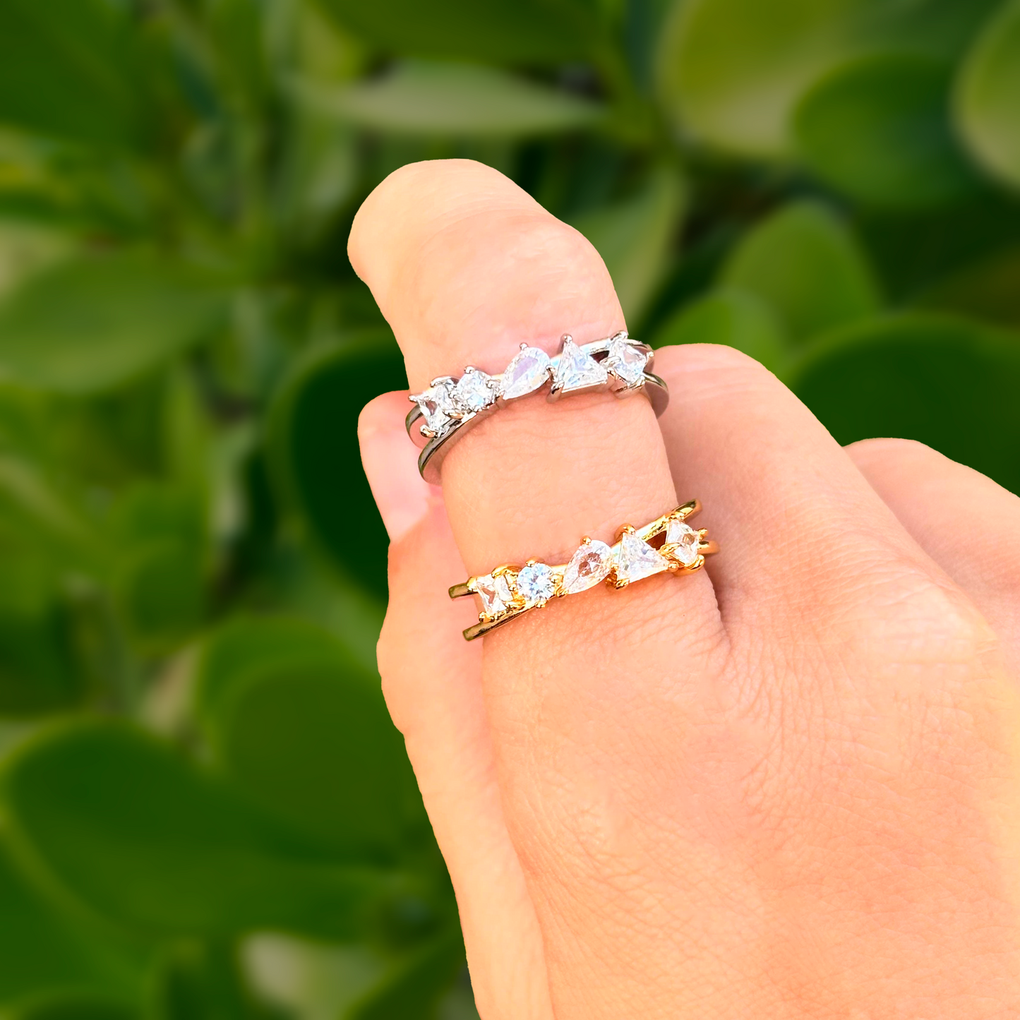 Anillo Zirconias Irregulares Ajustable Chapa de Oro