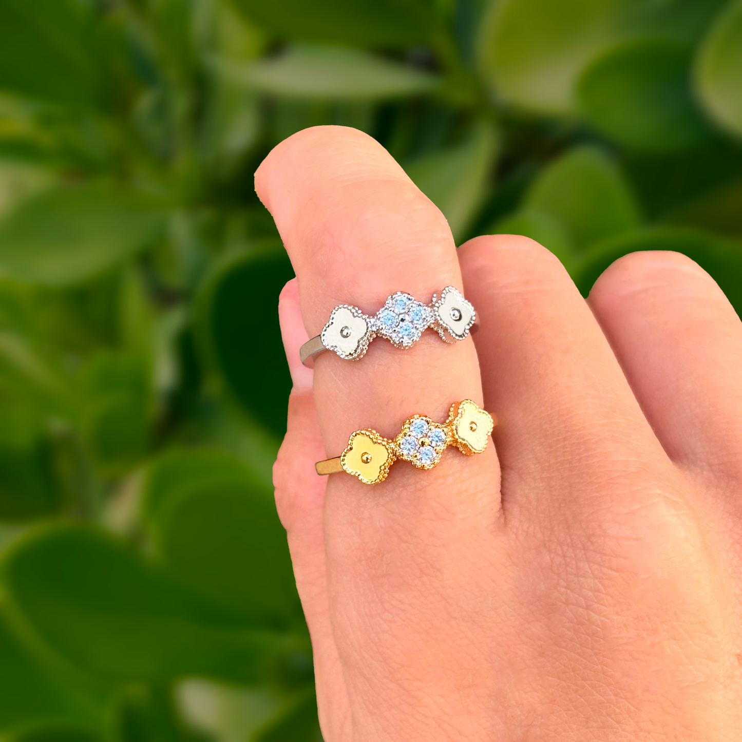 Anillo Tres Flores Con Zirconia Ajustable Chapa de Oro