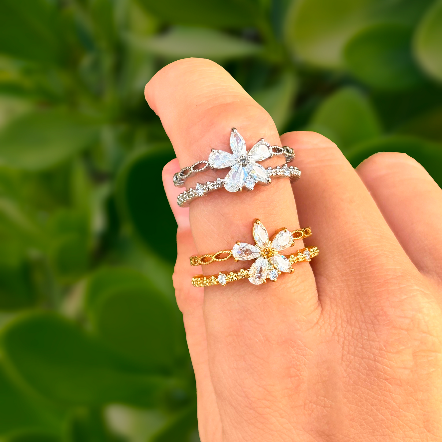 Anillo Flor Zirconias Ajustable Chapa de Oro