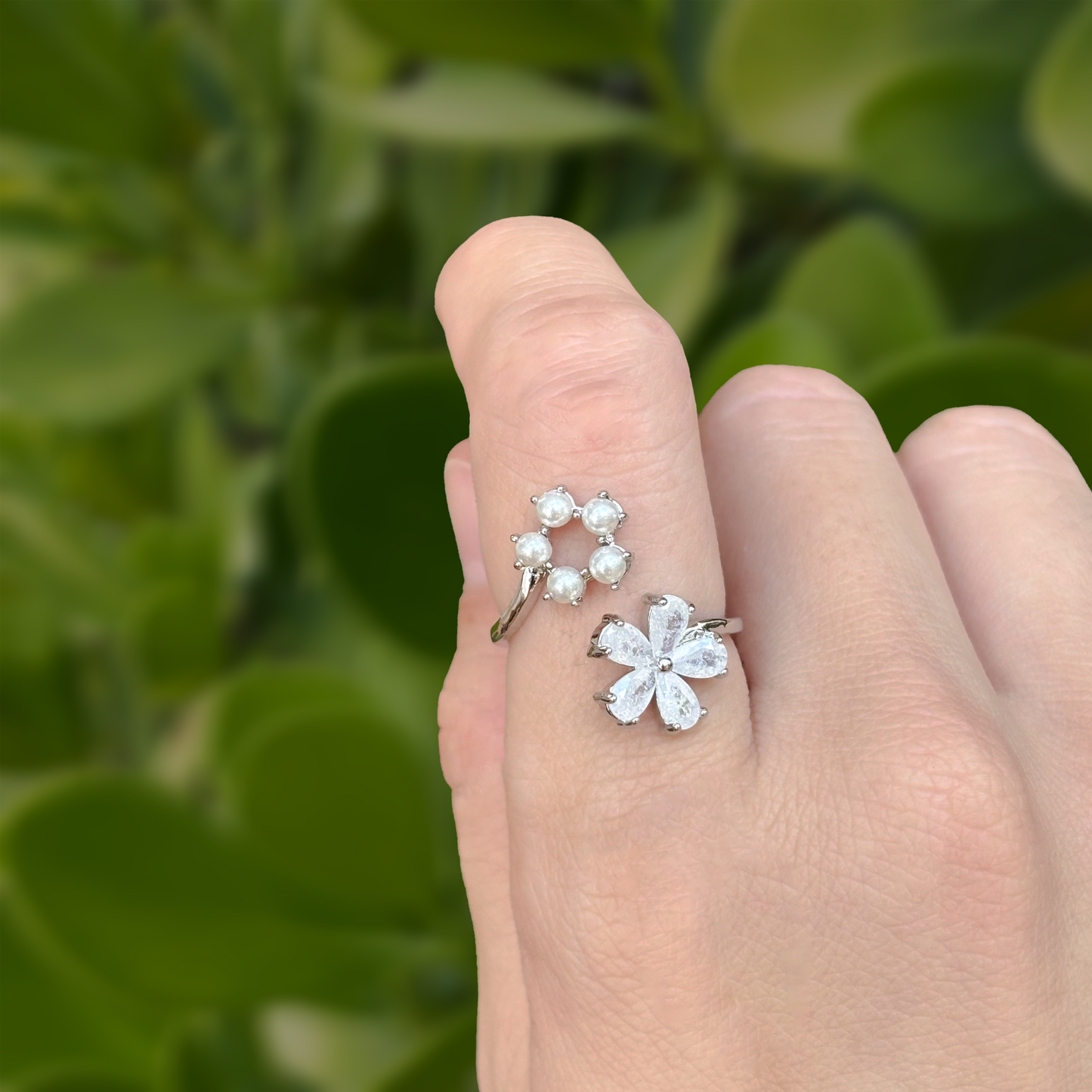 Anillo Plateado Flor Perla y Zirconias Ajustable Chapa de Oro C686