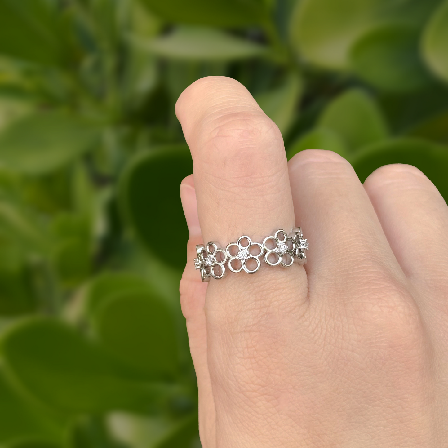 Anillo Flores Plateadas Chapa de Oro Ajustable C609