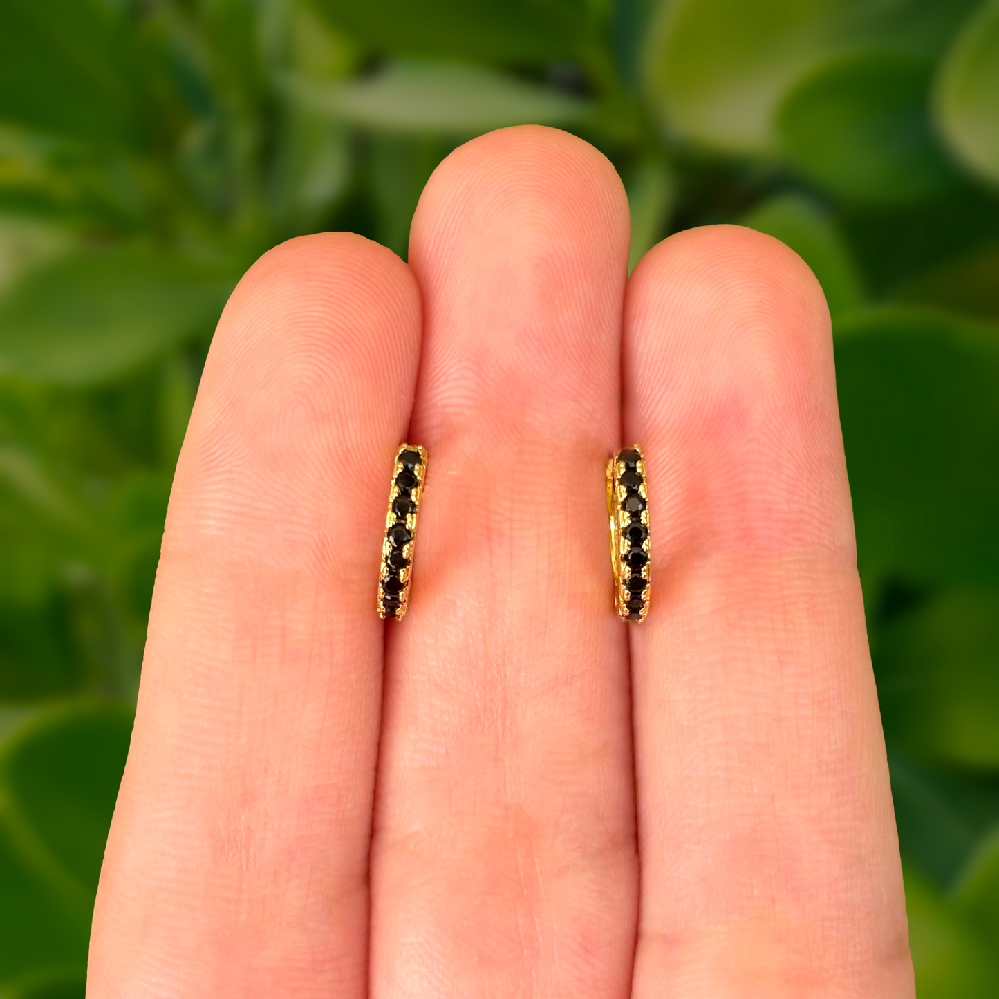 Aretes Arracada Zirconia Negra Chapa de Oro Az246