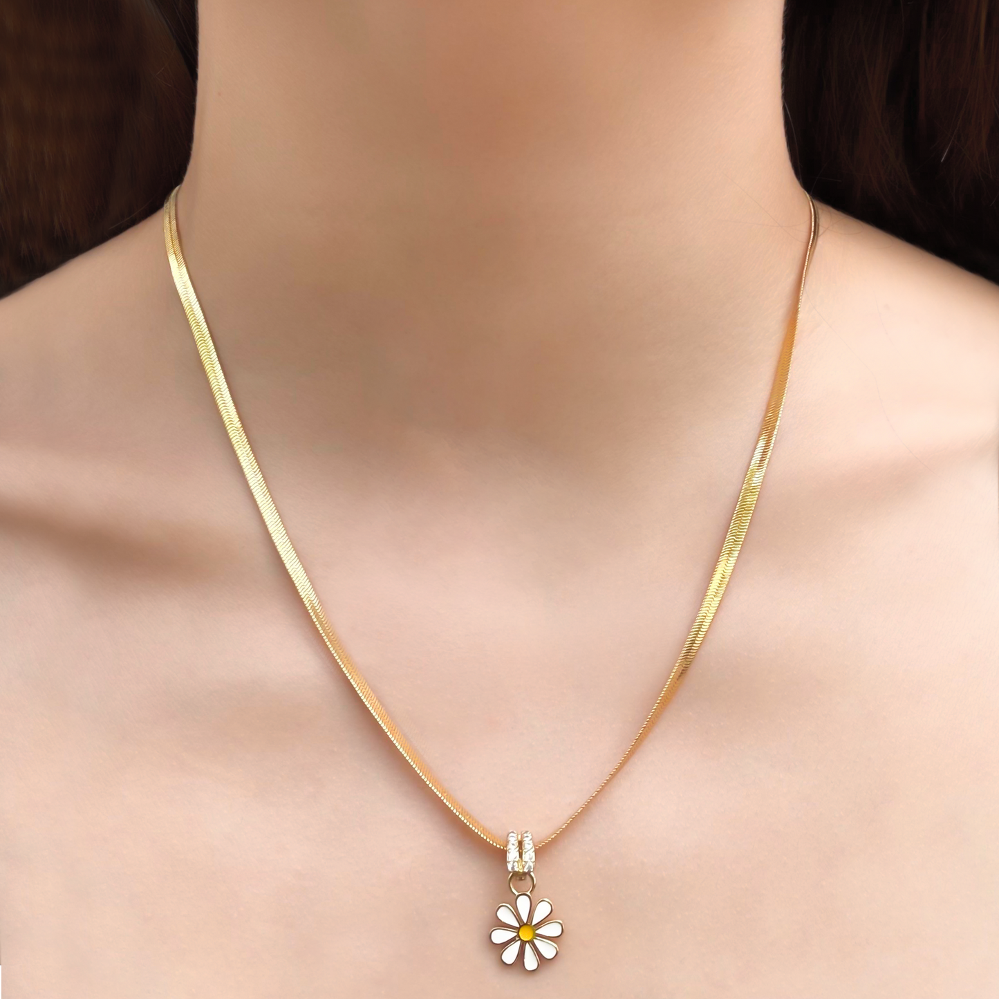 Collar Flor Blanca Chapa de Oro 1T8