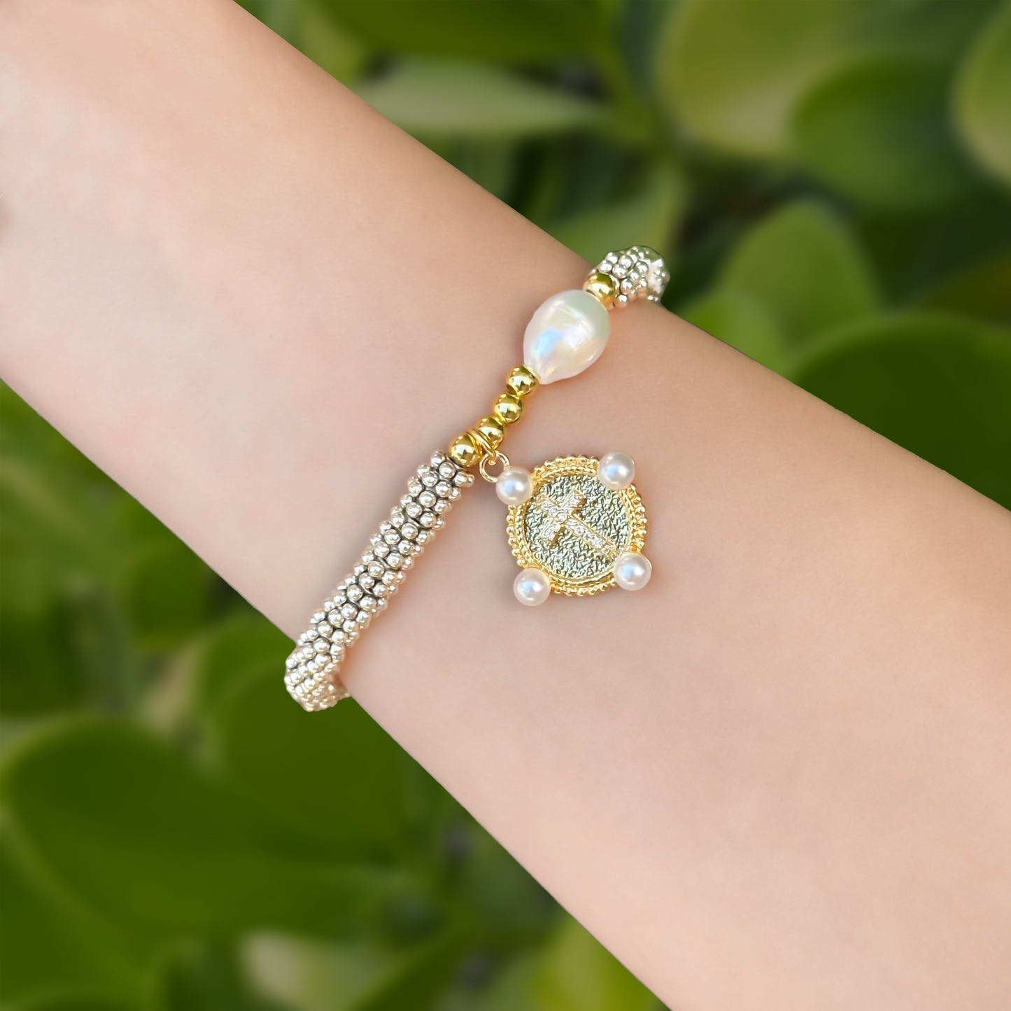 Pulsera Plateada Con Medalla y Perla Chapa de Oro  3J5