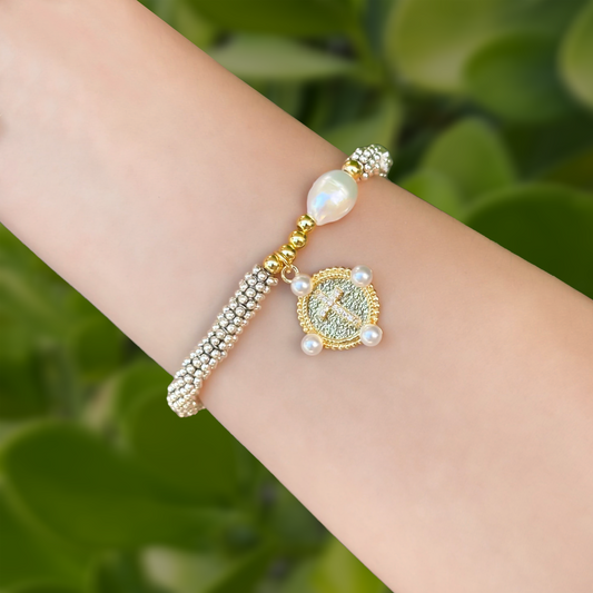 Pulsera Plateada Con Medalla y Perla Chapa de Oro  3J5