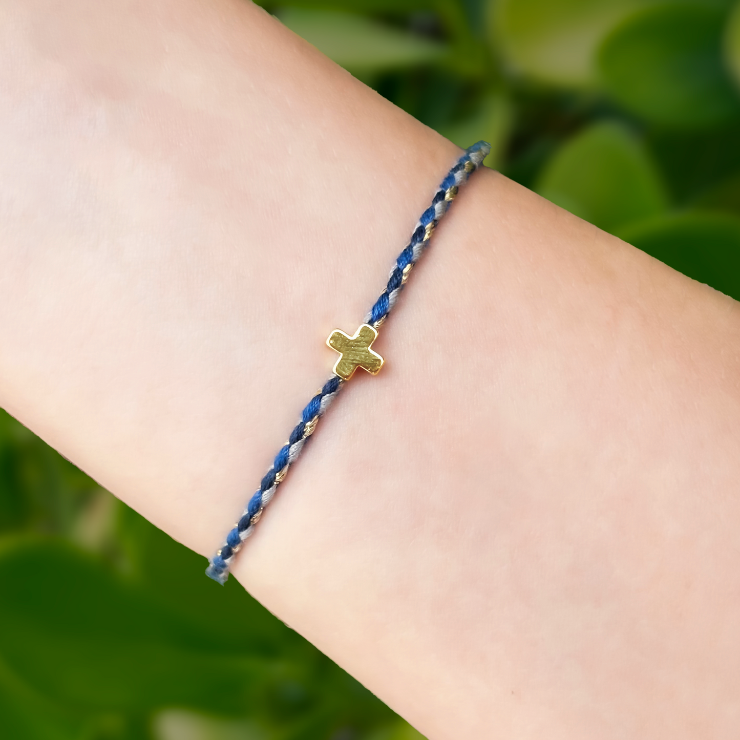 Pulsera Hilo Azul Cruz De Chapa de Oro 1G2