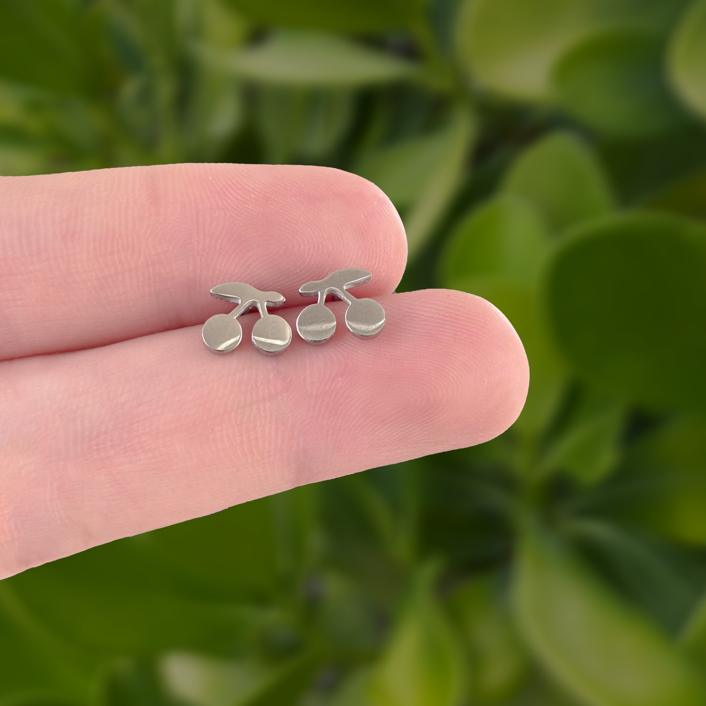 Aretes Mini Cerezas Plateadas  Acero Inoxidable C673