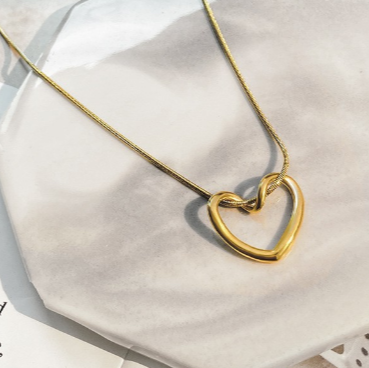 Collar Dorado Corazón Enlazado Acero Inoxidable 1G5