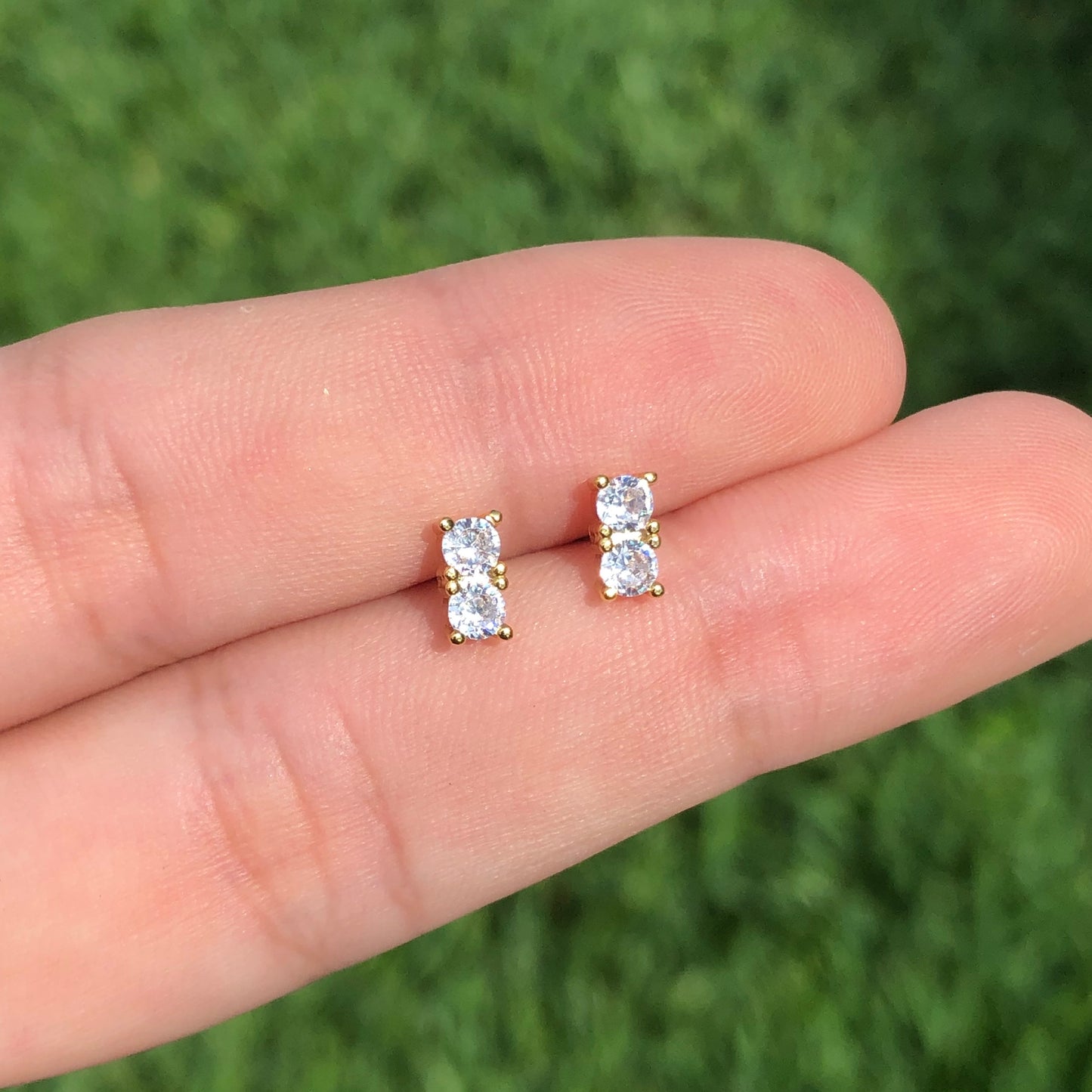 Aretes Dos Zirconias Blancas Chapa de Oro Az10