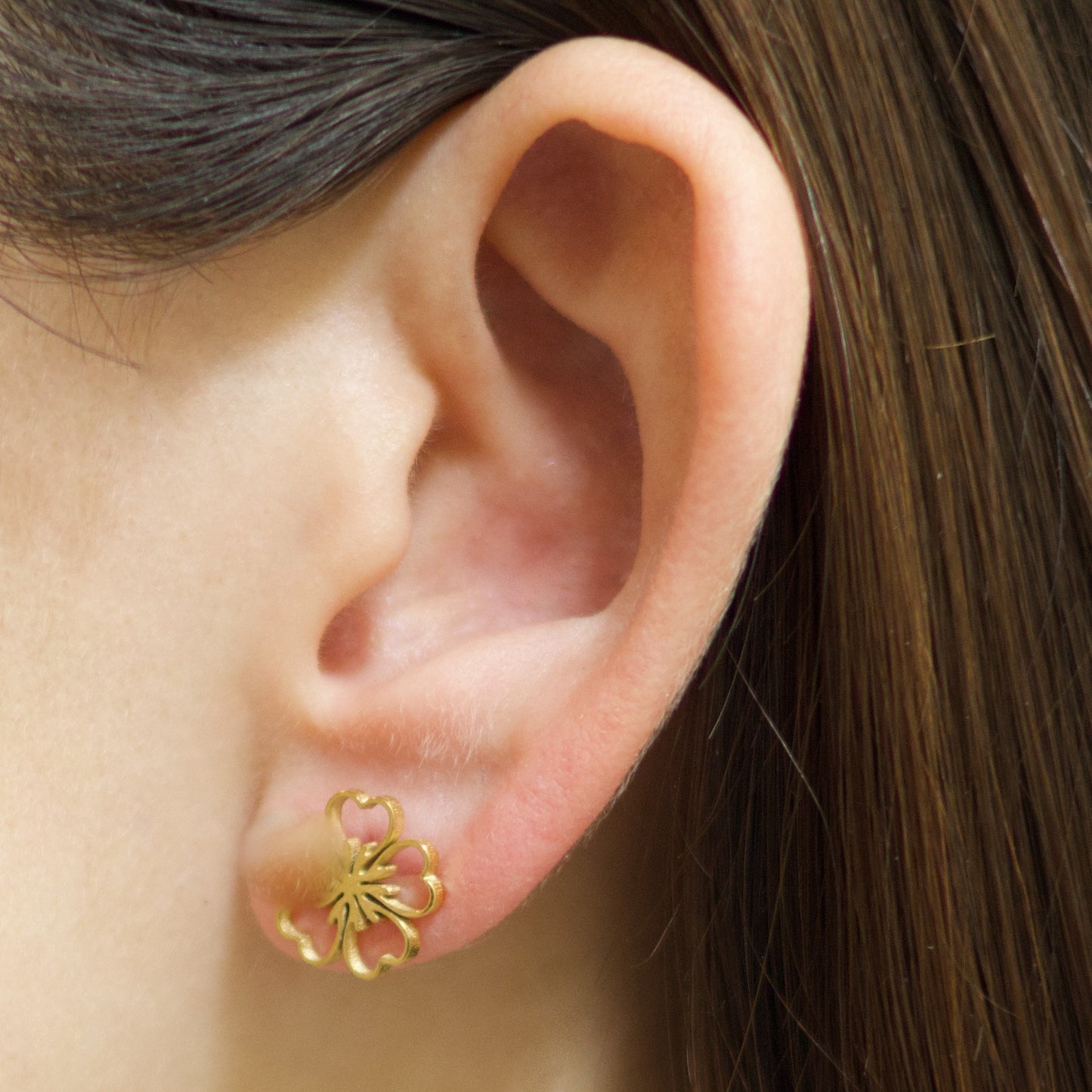 Aretes Mini Flor Dorada Acero Inoxidable  1J4