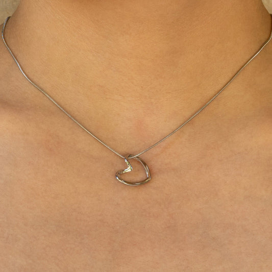 Collar Plateado Corazón Enlazado Acero Inoxidable  1N8
