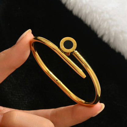 Pulsera Dorada Clavo Negro Aro Acero de Titanio 3L5