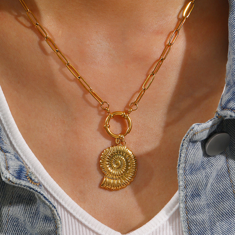 Collar Caracol Dorado Acero Inoxidable 1L4