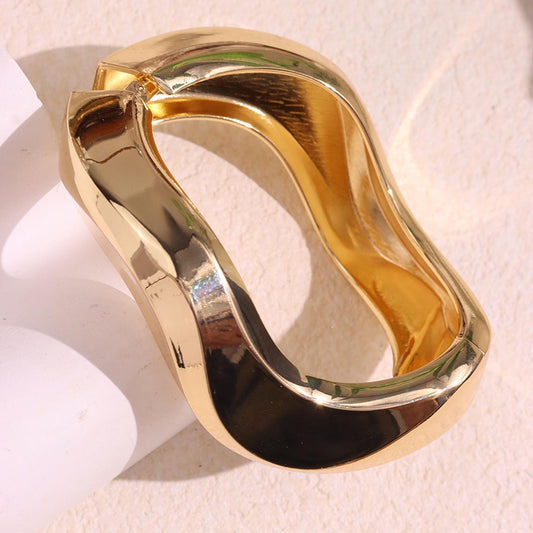 Pulsera Gruesa Dorada Irregular 4E3