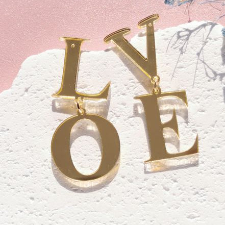 Aretes Dorados LOVE Acrilico