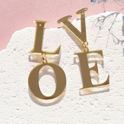 Aretes Dorados LOVE Acrilico