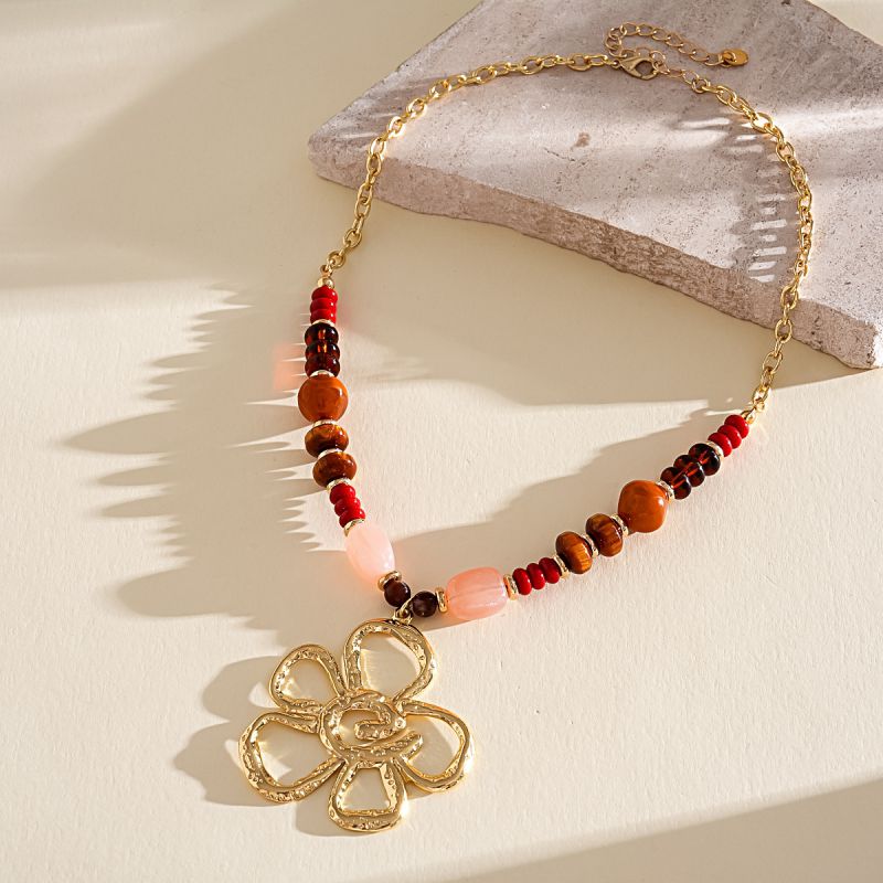 Collar Dorado Cuentas y Flor
