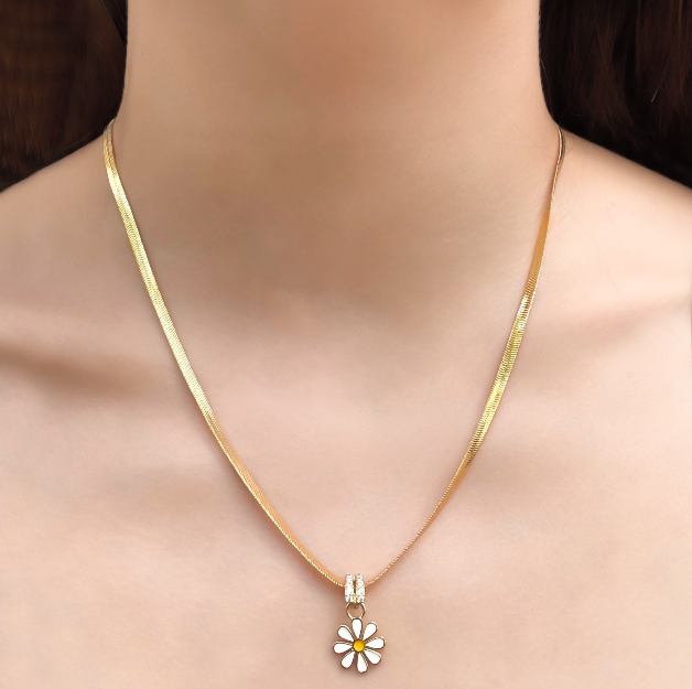 Aretes Flor Blanca Chapa de Oro 3L4