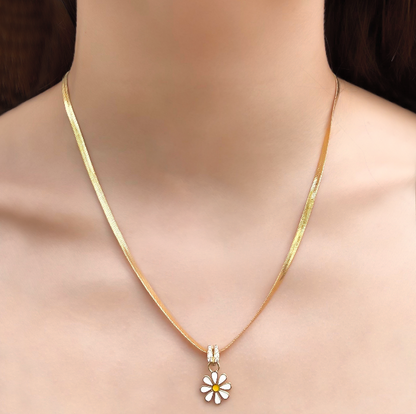Aretes Flor Blanca Chapa de Oro 3L4