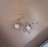 Aretes Flor y Perlitas Plateada 2D7