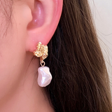 Aretes Arrugados Dorados con Perla  1E4