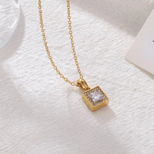 Collar Cubo Dorado Zirconia 4E24