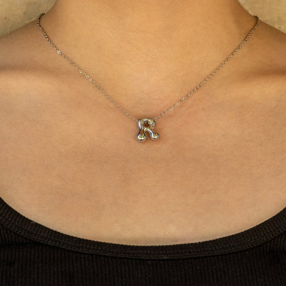 Collar Plateado Letra ¨R¨ Acero Inoxidable  1R1
