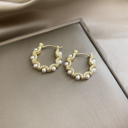 Aretes Arracada Dorada Perlitas Blancas 3A3