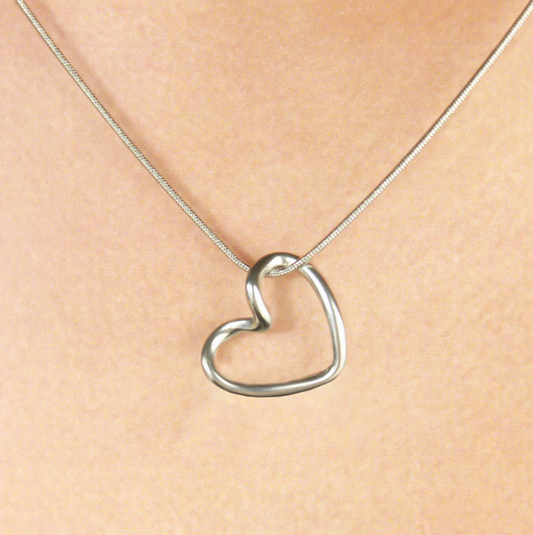 Collar Plateado Corazón Enlazado Acero Inoxidable  1M5