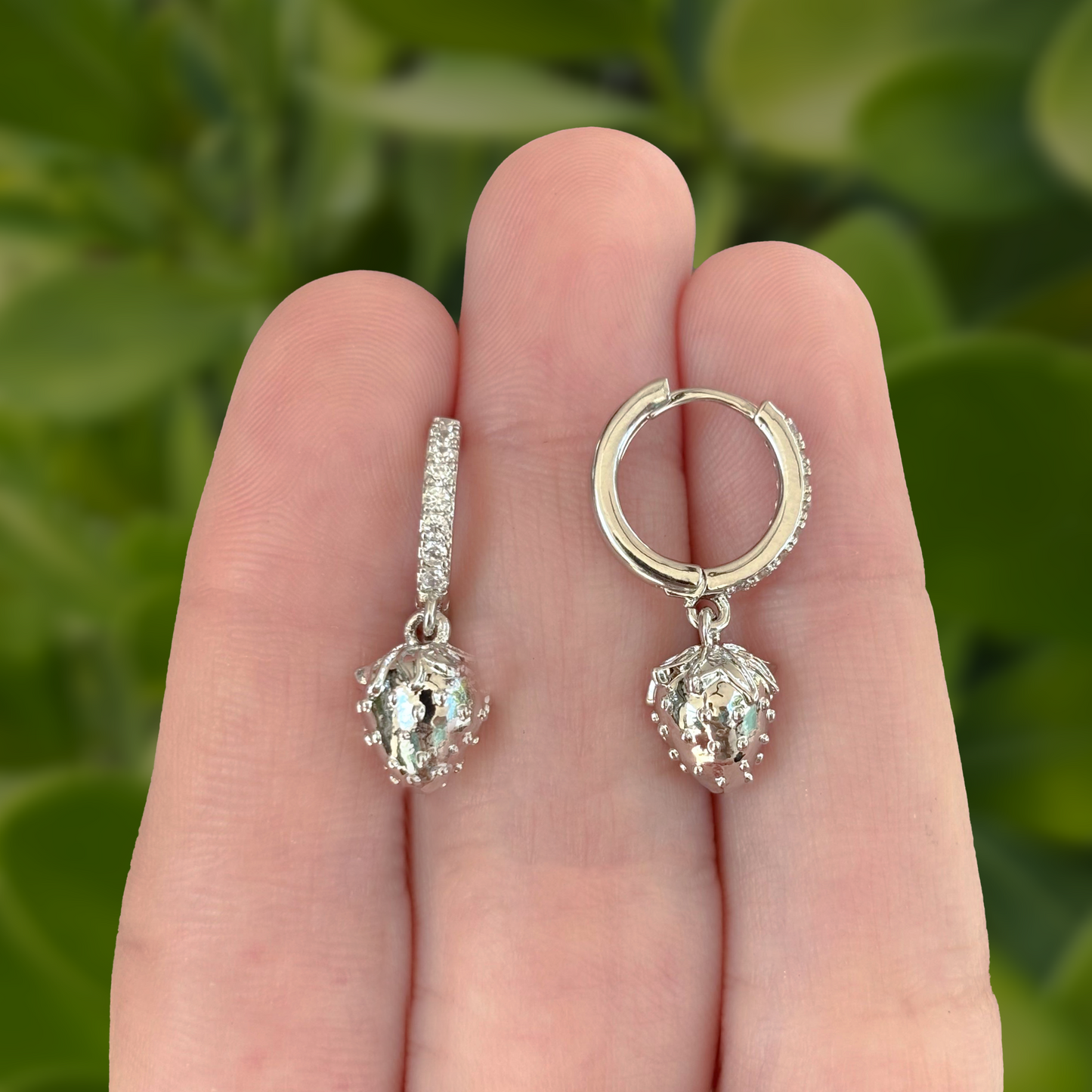 Aretes Arracada Fresa Plateada Chapa de Oro Li1