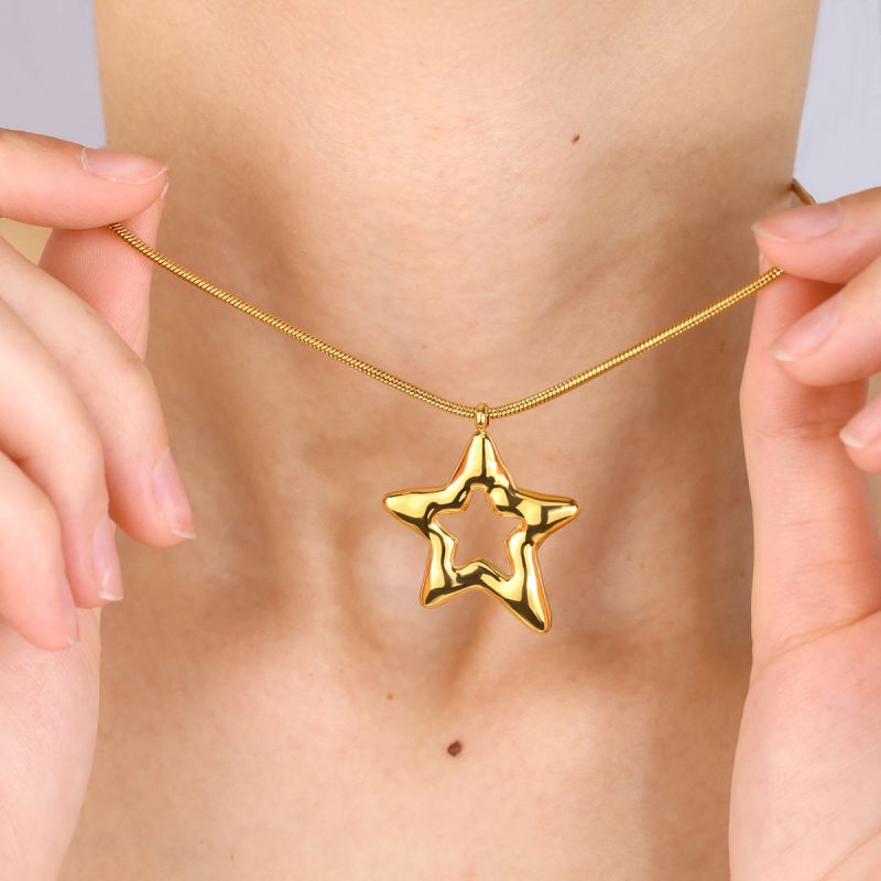 Collar Dorado Estrella Acero de Titanio