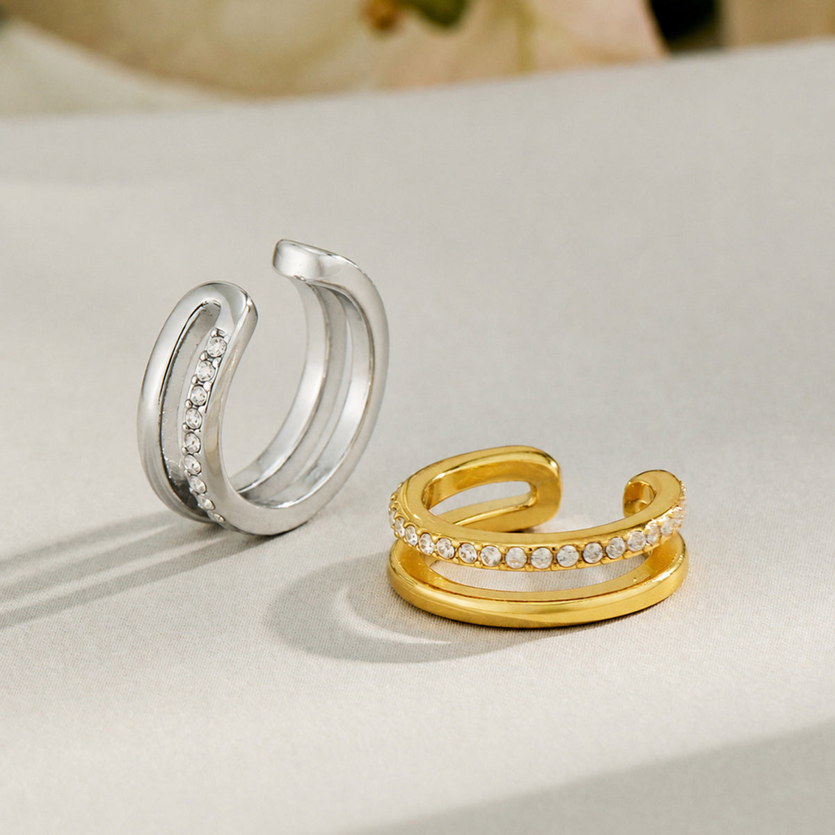Ear Cuff Plateado Zirconias Acero Inoxidable  (Una Pieza)