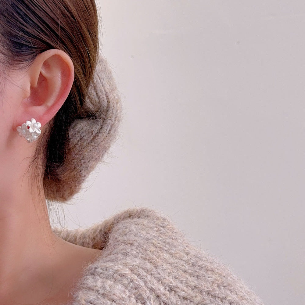 Aretes Plateados de Tres Florecitas con Perlitas 2xx3