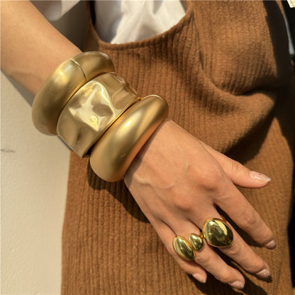 Pulsera Gruesa Dorada Mate  4E13