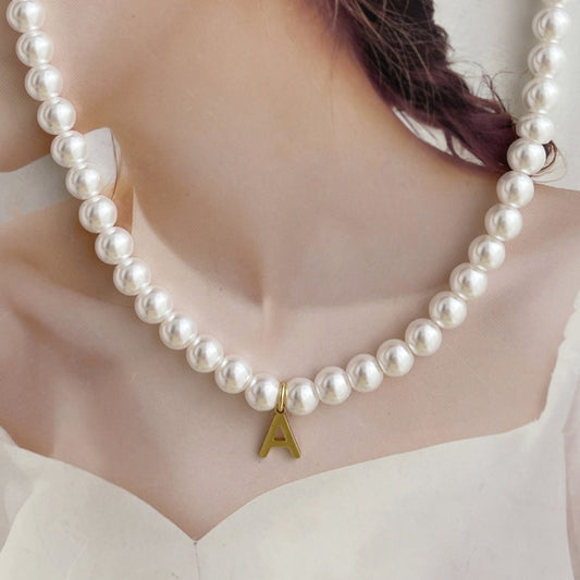 Collar Perlas Blancas y Letra A Dorada 1I5