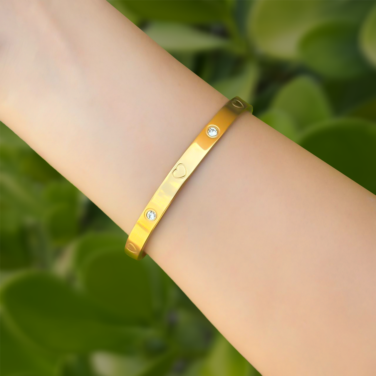 Pulsera Dorada Dura de Corazón Con Zirconias Acero Inoxidable 2K7
