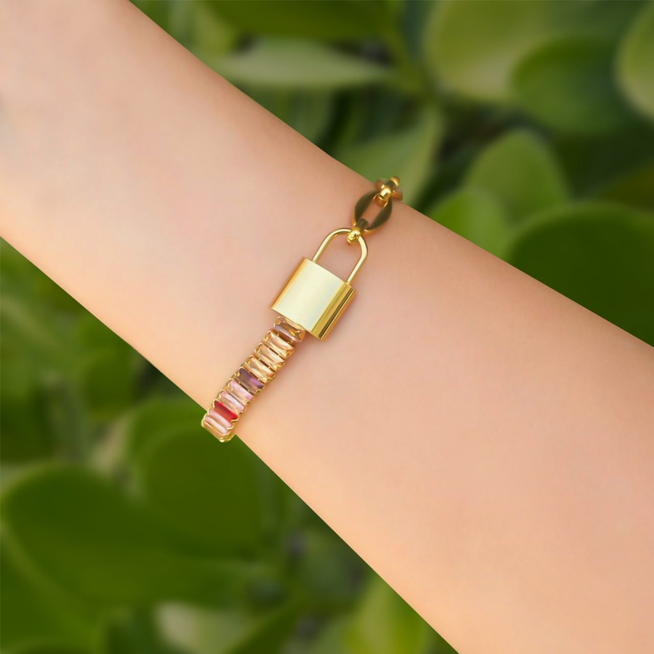 Pulsera Dorada de Candado con Zirconias de Colores Acero Inoxidable 2A5