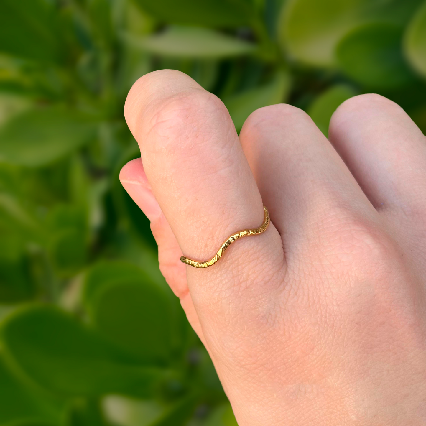 Anillo Dorado Ondulado Delgado  Acero Inoxidable  1W5