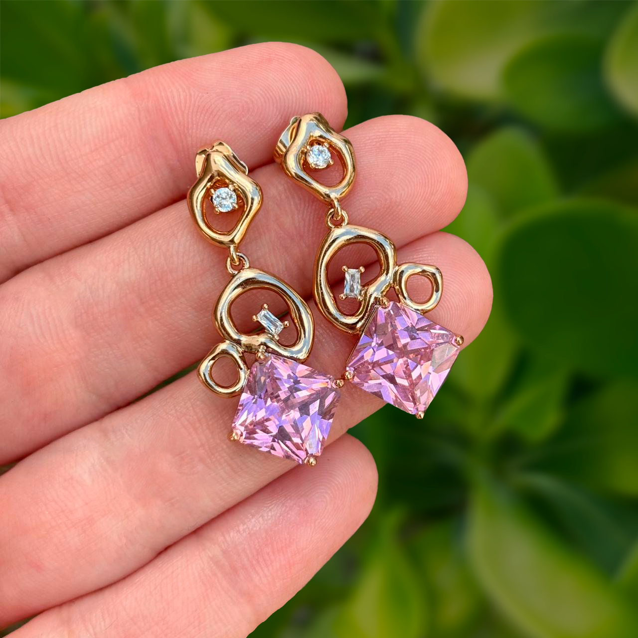 Aretes Dorados Piedras Rosadas Chapa de Oro R28