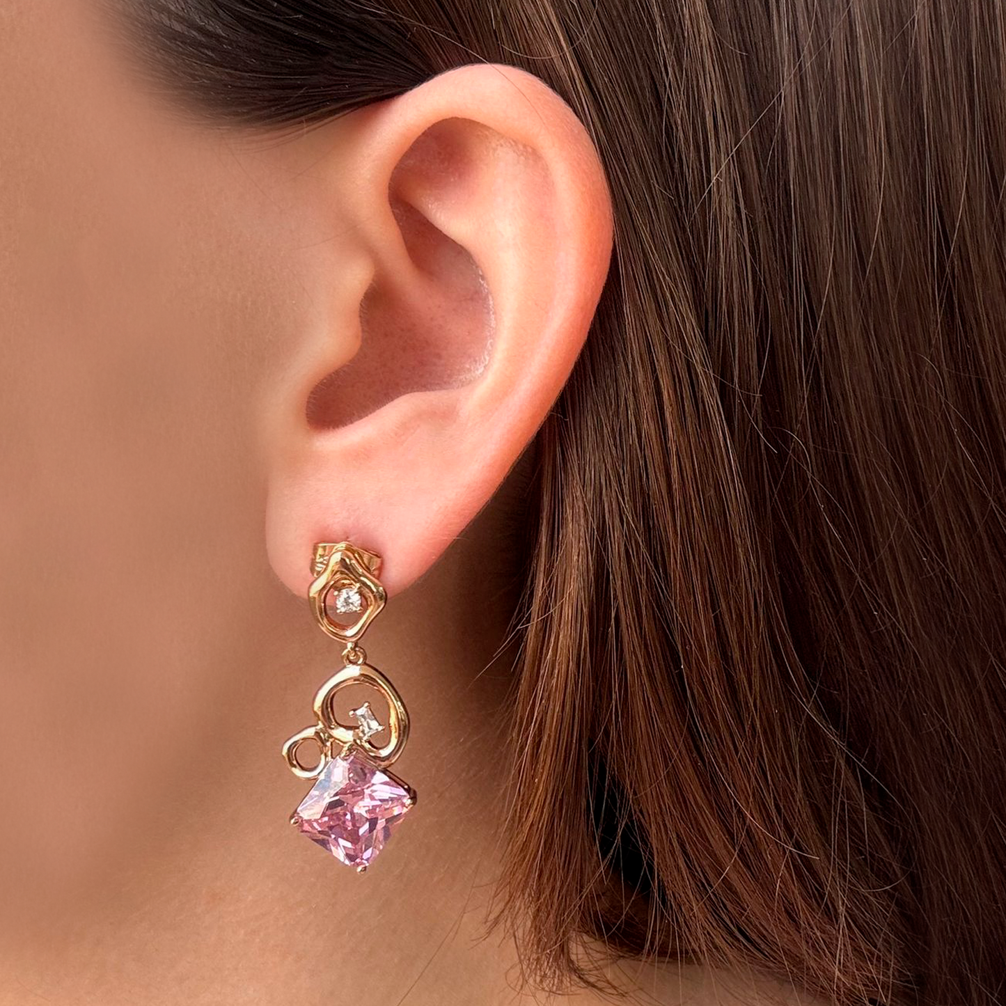 Aretes Dorados Piedras Rosadas Chapa de Oro R28