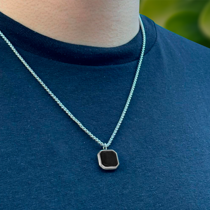 Collar Plateado Cuadro Negro Caballero Acero Inoxidable